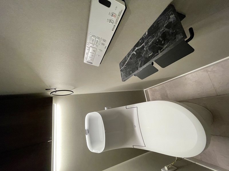 Cタイプ部屋 トイレ 収納棚＆間接照明