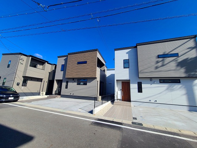 Verious village 戸建賃貸７棟  4方向道路の敷地に外観から内装カラー等、7棟全て異なる広々４LDKの戸建賃貸 アイキャッチ画像