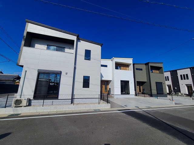 『Verious village』(小牧市 賃貸) 戸建賃貸７棟  4方向道路の敷地に、外観/内装カラー等が全て異なる４LDKの戸建賃貸7棟 アイキャッチ画像