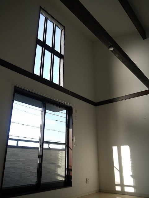 ２階天井部は勾配天井の為、室内がより広く感じます。