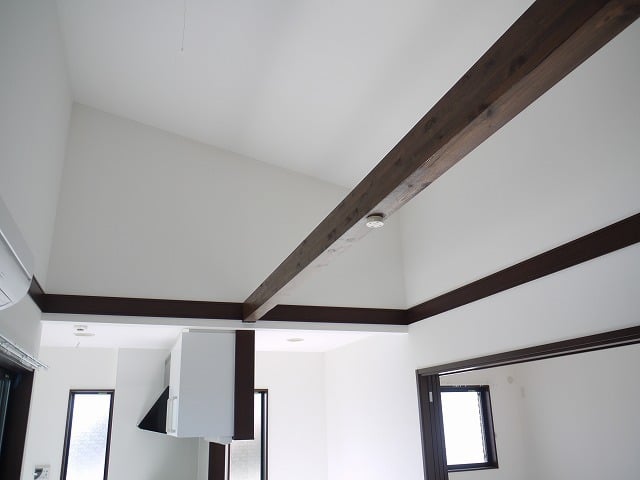 ２階LDK天井は勾配天井　天井が高いため実際の面積より広さを感じます。