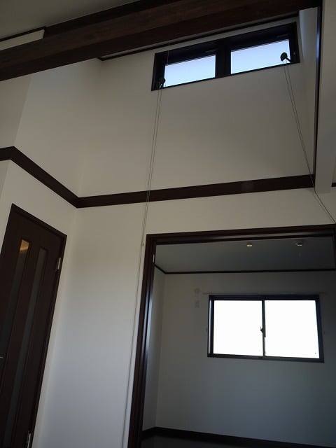 2階角部屋タイプ 勾配天井　（排煙窓）