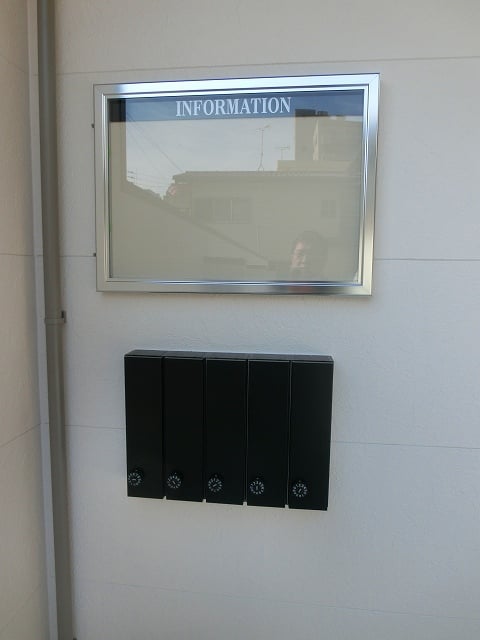 郵便受　門扉の内側（建物側）から郵便物を取り出せます。※勿論、ダイヤル錠付　郵便受上部に管理インフォメーション掲示板を設置。