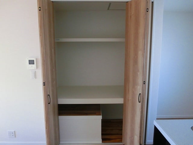 A号室LDK収納　階段上のスペースを収納にしてみました。