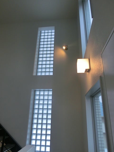 エントランスホール壁面にはガラスブロックなどで明かりとりの工夫もしてあります。