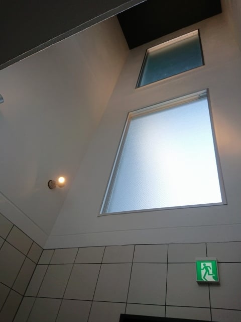 風除室：天井吹抜け※南面に大型採光窓を設置