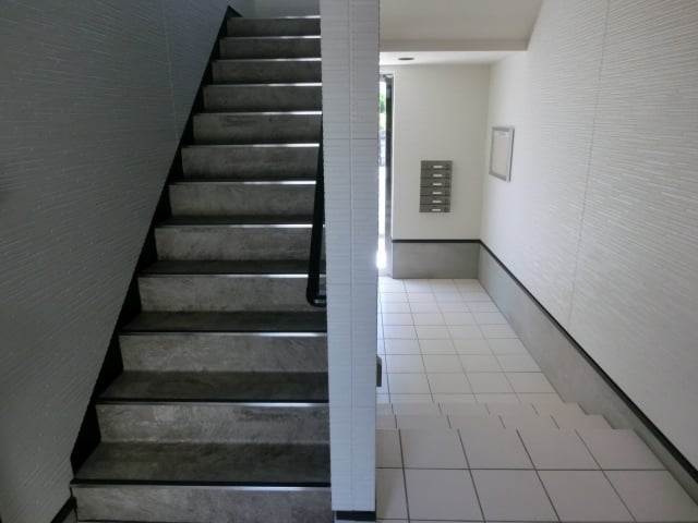 1階部共用廊下＆2階への階段