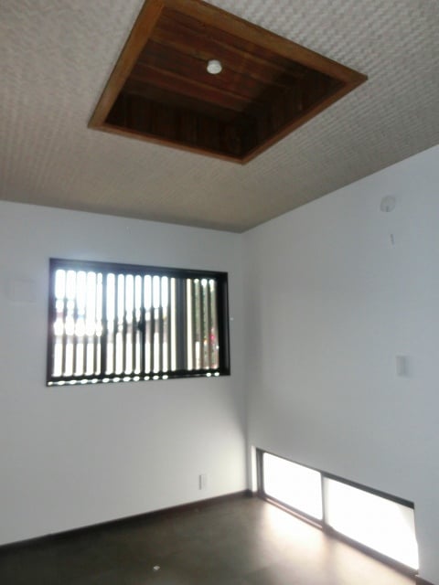 1階洋間（B〜D号室）　隣接する玄関部との境の壁下に、和風デザインガラスの地窓（開閉可能）を設置。