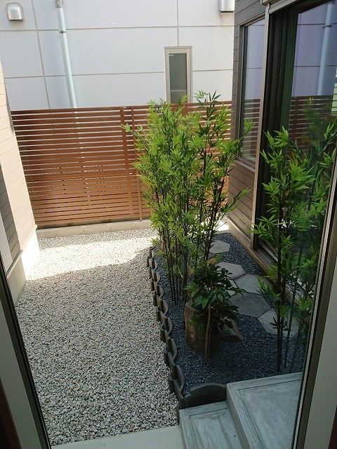 中庭植栽（フェイクの竹です）