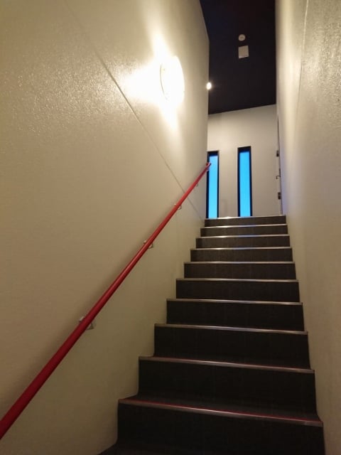 風除室から2階への階段