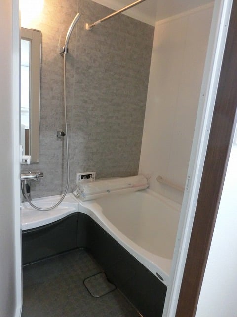 2階部屋タイプ　バスルーム　シャワーヘッドもお洒落です