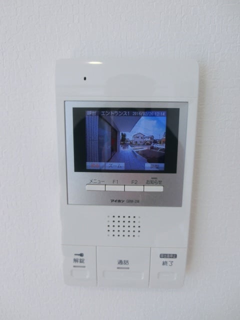 カラーテレビモニターホン　エントランス入口前のモニター画像が写ります。