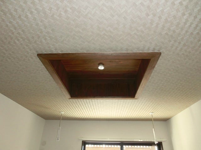 1階洋間天井　照明器具取付部周辺のみ凹させ、クロスではなく杉板を貼りました。入替時の天井面全面のクロスの張り替えが不要。