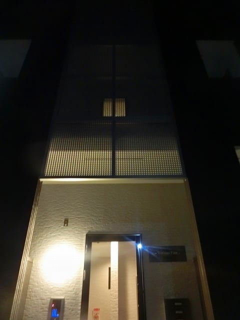 外観　センターアクセントのパンチングメタルパネルの孔から光が漏れます。