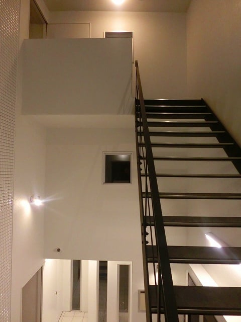 エントランスホール　階段　夜