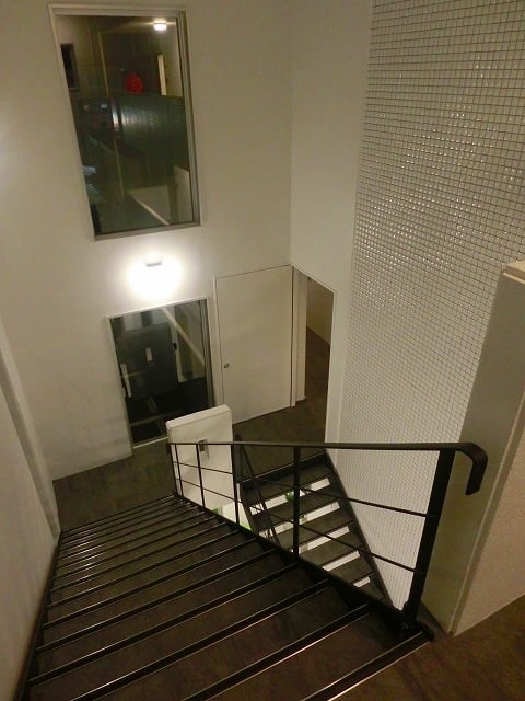 エントランスホール　ストリップ階段　夜　