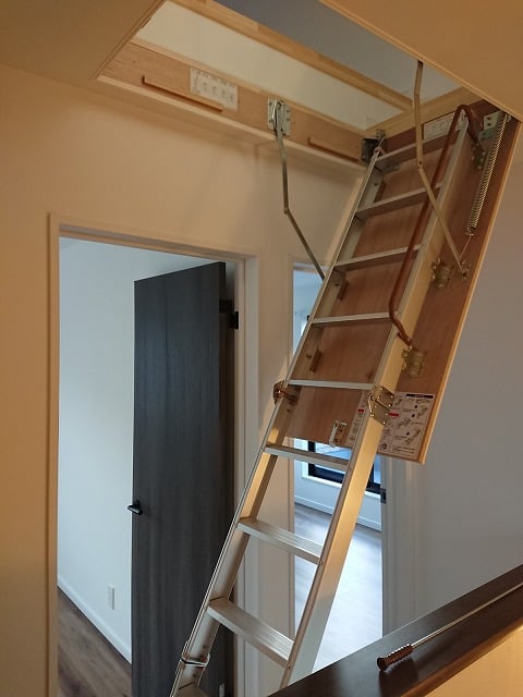 2階廊下天井※小屋裏収納折り畳み梯子