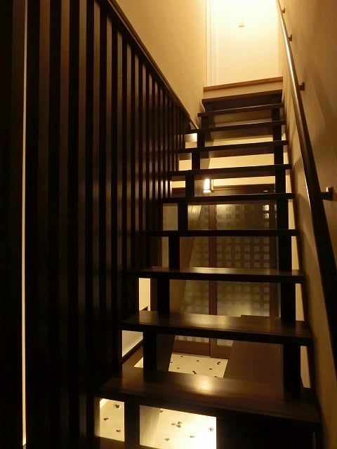 各戸玄関内（B〜E号室）　玄関土間奥には２階へと続く階段を設置。空間の広がりを感じられる様、蹴込無のストリップ階段にしました。