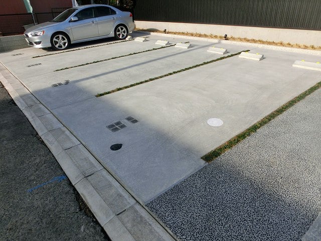 駐車場　”１番”の駐車位置には、石が”一つ”、”5番”には石が”五つ”といった感じにしてあります。