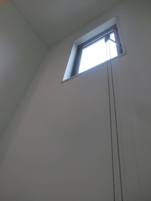A号室（2LDK）　階段部窓