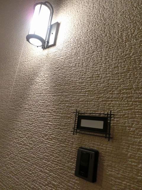 アプローチ壁面　照明(カナダ製）＆アイアン室名札