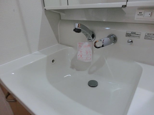 洗面台　壁出タイプの水栓なので洗面スペースが広いです